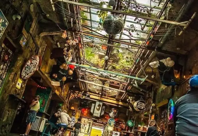 Szimpla Kert Budapeste seguro de viagem belt