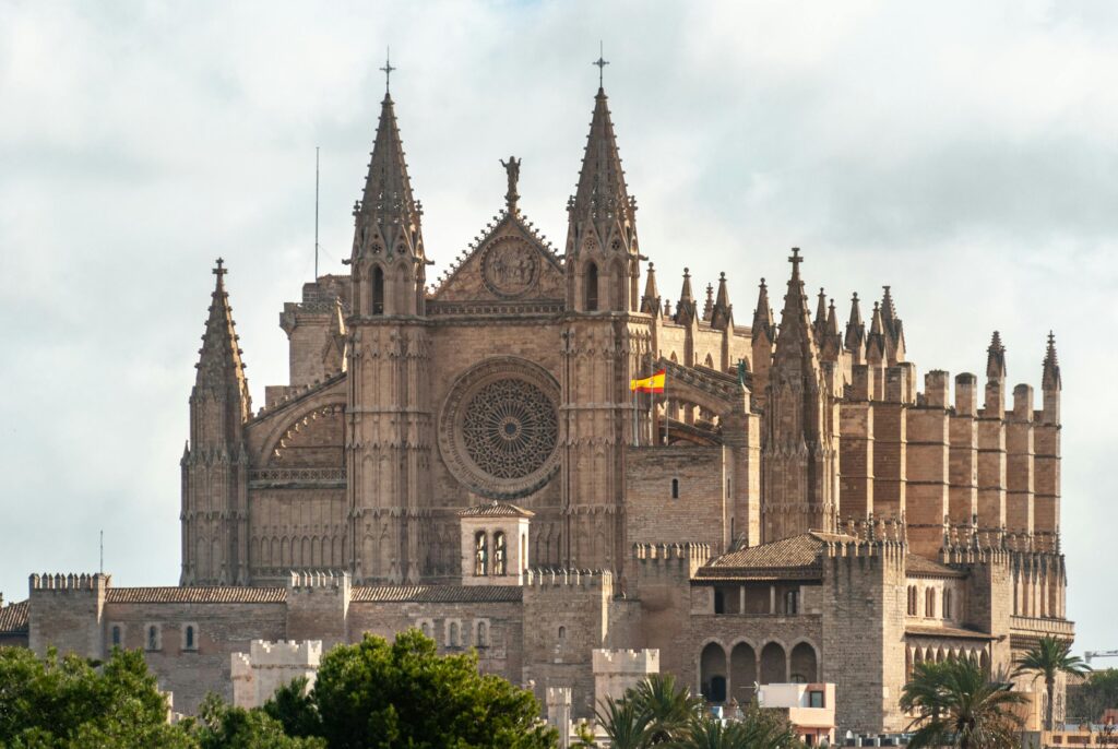 Catedral de Santa Maria em Palma de Maiorca, uma estrutura histórica que oferece vistas panorâmicas do porto e da cidade, destacando a sua arquitetura medieval.