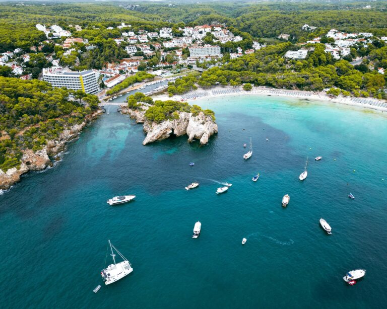 Vista panorâmica da Praia de Menorca, com águas cristalinas rodeada da natureza