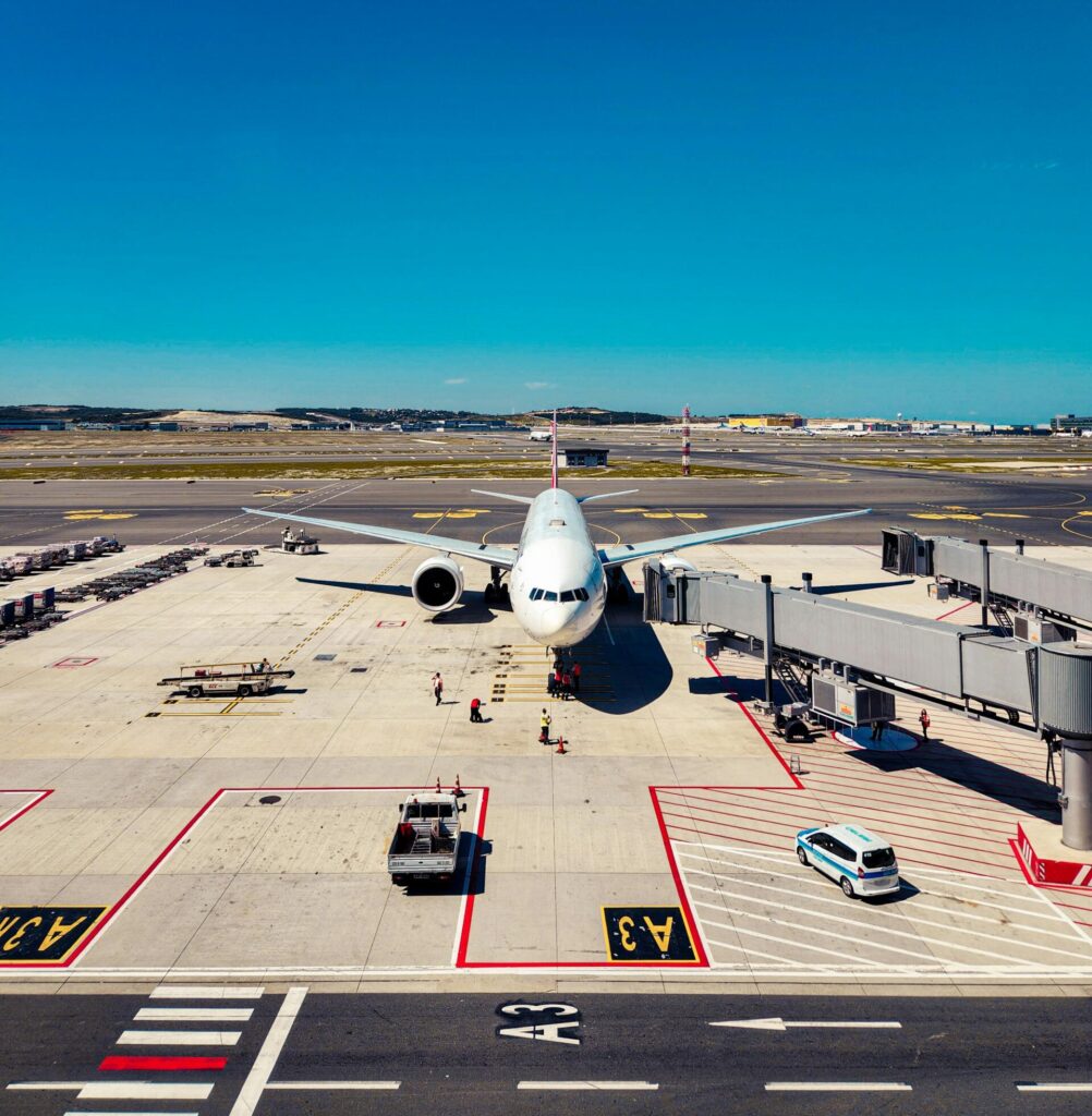 Avião estacionado no aeroporto, pronto para embarque digital e check-in biométrico