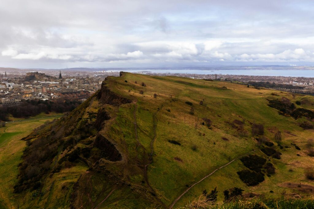 Caminhada em Arthur’s Seat com vista panorâmica de Edimburgo ao fundo