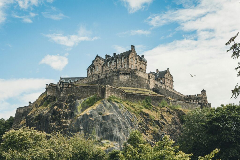 Castelo de Edimburgo no topo da colina com vista panorâmica da cidade
