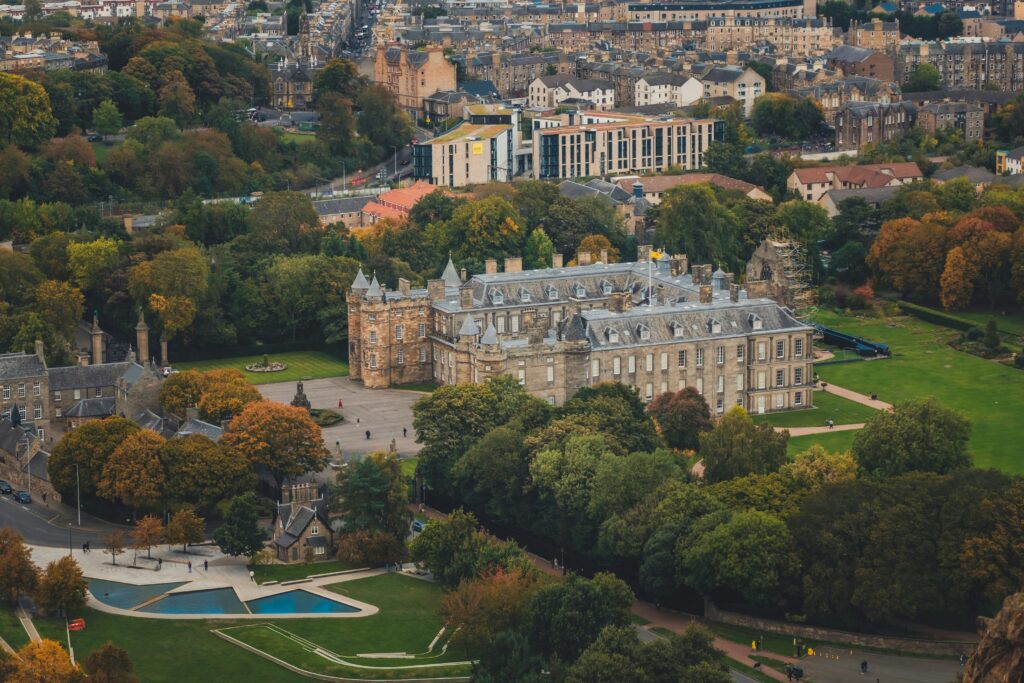Fachada do Palácio de Holyrood em Edimburgo com jardins bem cuidados