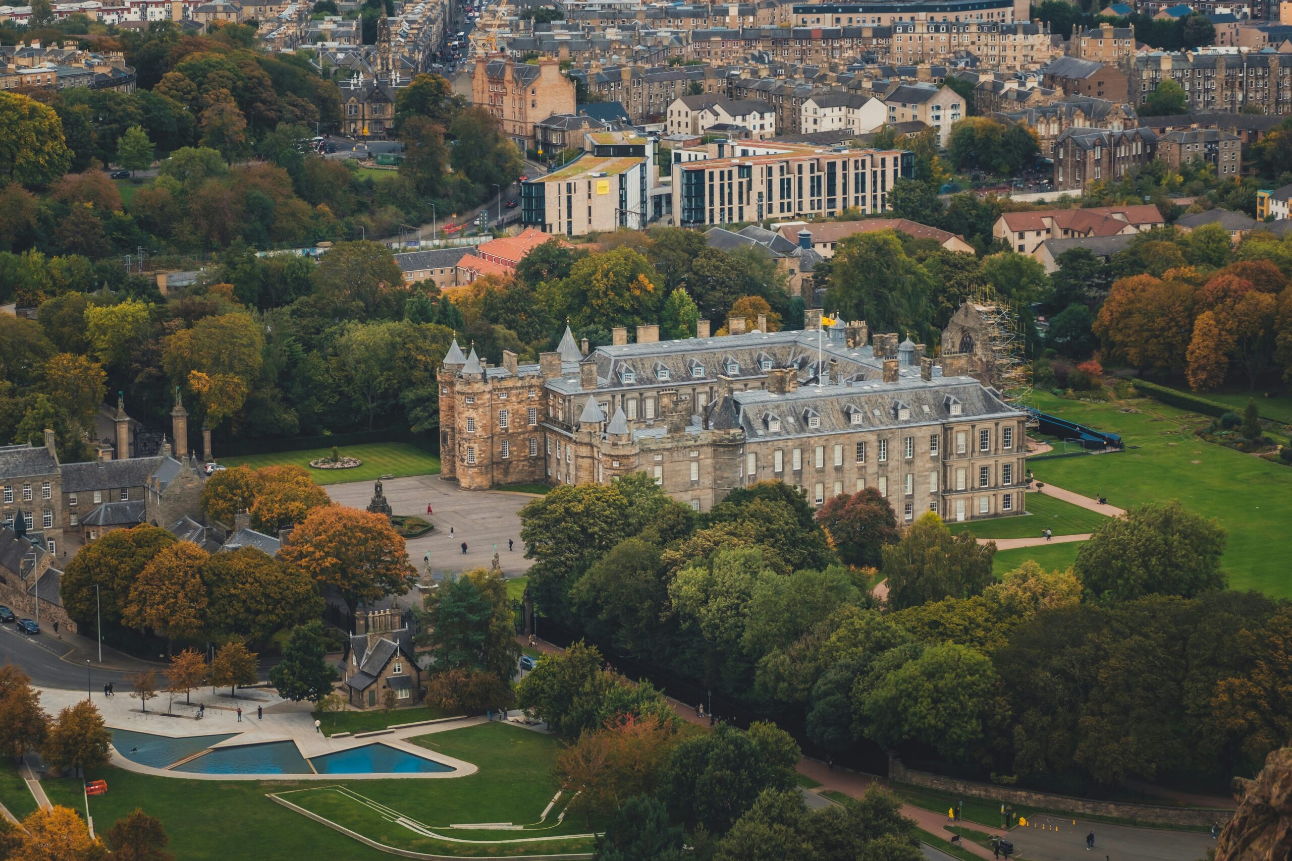 Fachada do Palácio de Holyrood em Edimburgo com jardins bem cuidados