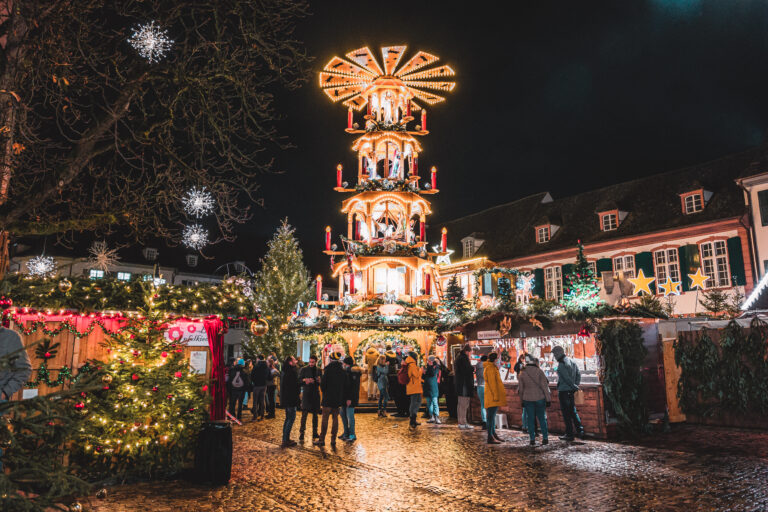 Carrossel com imagens dos melhores mercados de Natal da Europa em 2025, com luzes, decorações e ambiente festivo.