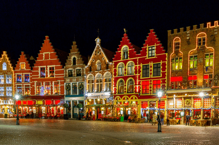 Carrossel com imagens dos melhores mercados de Natal da Europa em 2025, com luzes, decorações e ambiente festivo.