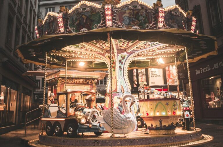 Carrossel com imagens dos melhores mercados de Natal da Europa em 2025, com luzes, decorações e ambiente festivo.