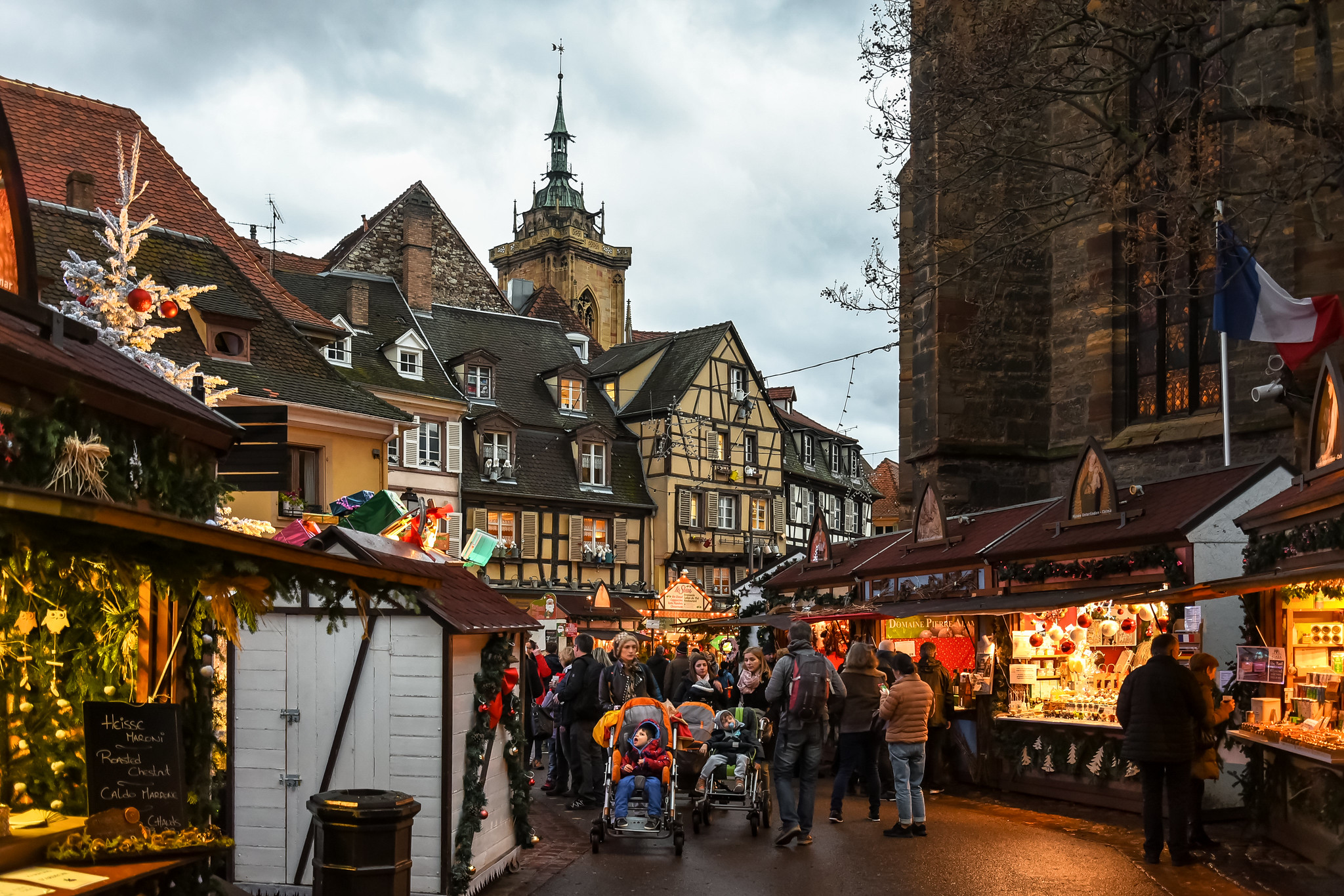 Mercado de Natal em Colmar, França, com luzes, barraquinhas decoradas e o charme das ruas históricas iluminadas.