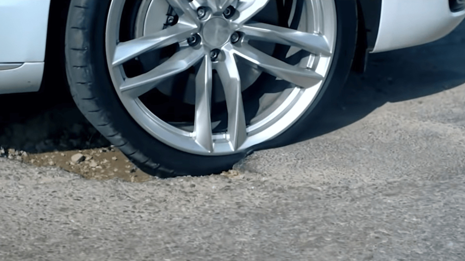 Rebentou_um_pneu_num_buraco_da_estrada_blog_belt_seguros