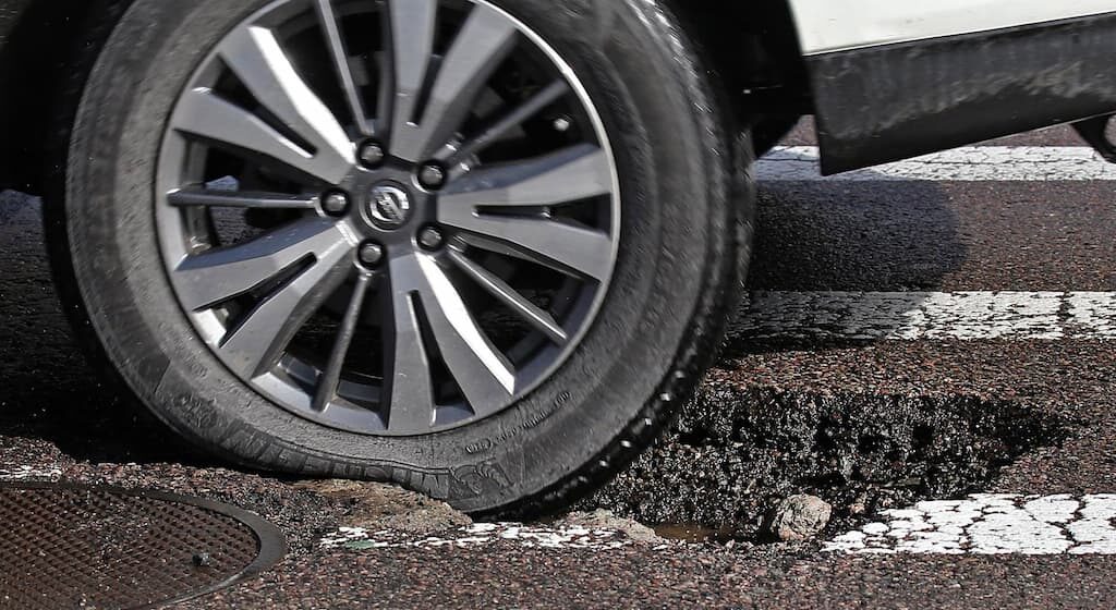 rebentou_um_pneu_no_buraco_da_estrada_blog_belt